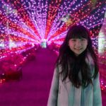 Rose Yu Instagram - 【像日本人遊沖繩，發現不一樣的沖繩🎉】日本沖繩市的自然景點東南植物樂園是個不少自由行遊客都會安排來的地方， 遼闊的園林內搜羅了多種熱帶與亞熱帶植物，還有超浪漫的「🌴亞歷山大椰樹街🌴」，跟另一半一起漫步💏欣賞多棵椰樹並排成的壯觀椰林一定超有氣氛；還可在「友好動物廣場」（なかよしチャンプルー広場） 觀察可愛的水豚🐖、松鼠猴🐒與山羊🐑等動物，盡情體驗充滿南國風情的自然景觀！我們刺傍晚來到這邊，也幸運遇到 🌌illumination 燈光秀活動，感覺很棒💖。逛完這邊再回市區走走吃晚餐宵夜是個不錯的安排方式喲！#KKday #Beokinawa #visitokinawa 🎊kkday【沖繩特色景點】東南植物樂園門票 ：https://partner.kkday.me/ciaociao/22066 @kkdaytw @southeast.botanical