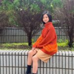 Rose Yu Instagram – 今天來採訪的記者姐姐是從小看我長大的
看到我幼兒園和姐姐的合照
再看到小學高年級和姐姐的合照
真的覺得緣分好奇妙喔~~
@xuxuwear 
#xuxuwear