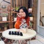 Rose Yu Instagram – 今天來採訪的記者姐姐是從小看我長大的
看到我幼兒園和姐姐的合照
再看到小學高年級和姐姐的合照
真的覺得緣分好奇妙喔~~
@xuxuwear 
#xuxuwear