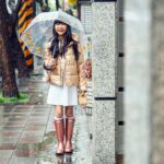 Rose Yu Instagram – 連著幾天的下雨天，很多朋友說雨下到心情很憂鬱都快發霉了。其實換個角度去試著享受一下不同的天氣中的美好，就可以讓心中也有陽光。這天的喬喬買完午餐走在路上，踩踩小水窪她就開心地呵呵笑了 😊 （她的笑容也讓我心中有了陽光 💖 ）
