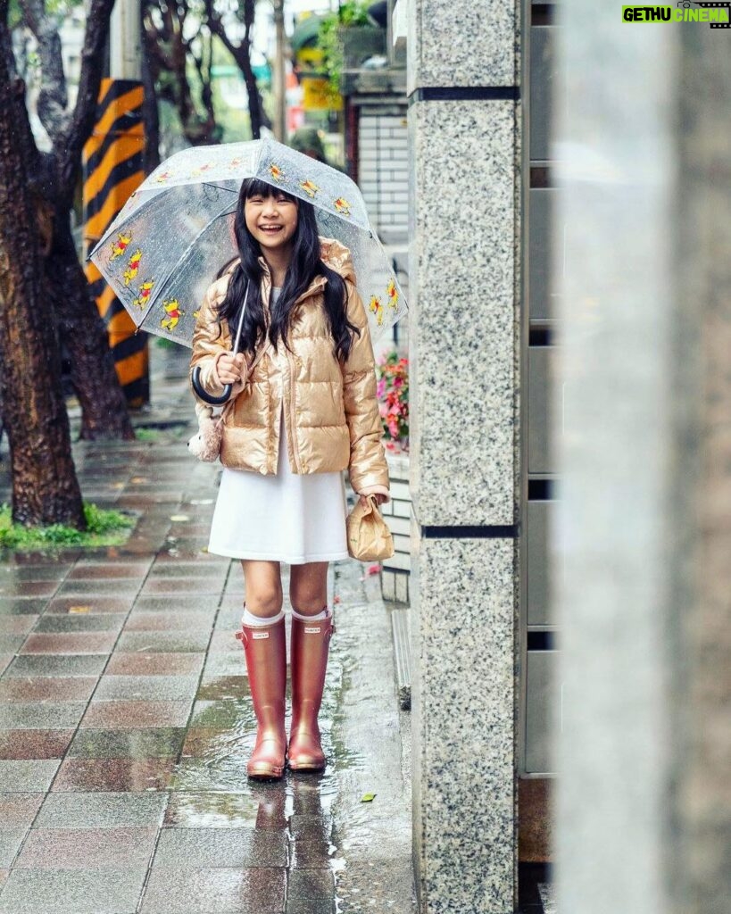 Rose Yu Instagram - 連著幾天的下雨天，很多朋友說雨下到心情很憂鬱都快發霉了。其實換個角度去試著享受一下不同的天氣中的美好，就可以讓心中也有陽光。這天的喬喬買完午餐走在路上，踩踩小水窪她就開心地呵呵笑了 😊 （她的笑容也讓我心中有了陽光 💖 ）