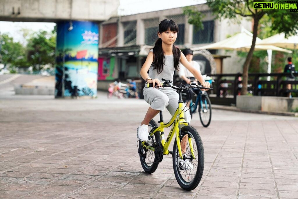 Rose Yu Instagram - 週末的腳踏車練習，喬已經可以騎10公尺了！轉彎跟持續的熟練度還是要再多多加強練習 😄