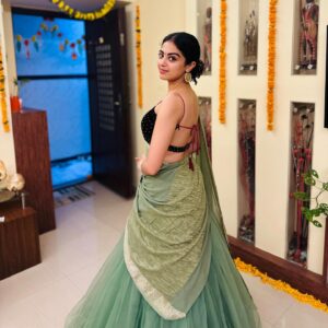 Roshni Sahota Instagram - Diwali fever still on 💣

#diwali #lehngacholi #lehnga #green #prosperity #devilaxmi #friends #houseparty #season