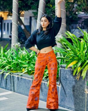 Roshni Sahota Instagram - Hii 🙋🏻‍♀️

#red #pants #black #highheels #bellbottoms #airport #look #lookdodia #new #journey #picturebooks #insta