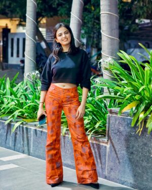 Roshni Sahota Instagram - Hii 🙋🏻‍♀️

#red #pants #black #highheels #bellbottoms #airport #look #lookdodia #new #journey #picturebooks #insta