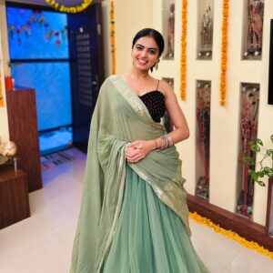 Roshni Sahota Instagram - Diwali fever still on 💣

#diwali #lehngacholi #lehnga #green #prosperity #devilaxmi #friends #houseparty #season