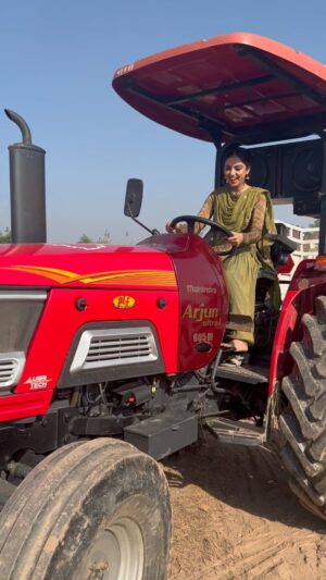 Roshni Sahota Instagram - Gaddi vich base chalda 🚜

Song: @diljitdosanjh 
#tractor #punjab #drive #kudi #reels #summer #pind #diljitdosanjh