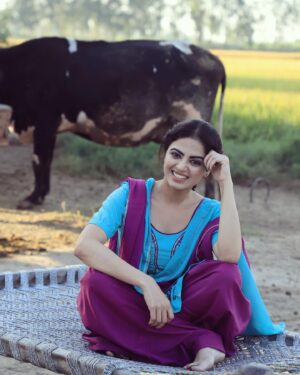 Roshni Sahota Instagram - Pind diyan gallan (new project on the way)

Click: @ramandeep_3312 
Makeup: @sunitapandey3319 
#punjab #pinddiyangaliyan #khet #village #bajredasitta #punjabikudi #lookoftheday #ootd #punjabisuit