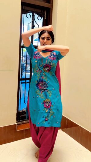 Roshni Sahota Instagram - Chunni meri rangde lalaaria 

#chunni #rangde #dance #poetry #song #punjab #punjabi