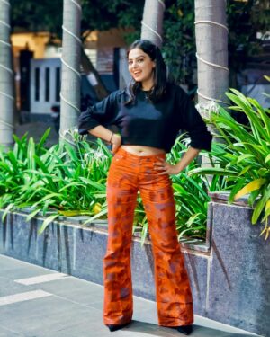 Roshni Sahota Instagram - Hii 🙋🏻‍♀️

#red #pants #black #highheels #bellbottoms #airport #look #lookdodia #new #journey #picturebooks #insta