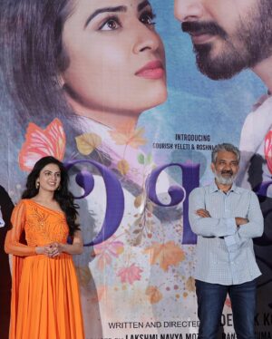 Roshni Sahota Instagram - “ O kala…Poster Launch Event “
Super blessed and grateful to share stage with the biggest director @ssrajamouli sir. It was a fangirl moment. @saileshkolanu sir thankful to you to grace the event with your presence. 
Thankyou @gourish1107 @lakshminavyamakkapati @maheshdattamoturu @deepak.kolipaka @adireddy525 sir for making it grand. 

Beautiful Gown: @myshadesignerstudio 

#bless #poster #launch #telugucinema #ssrajamouli #grateful #okala #saileshkolanu
