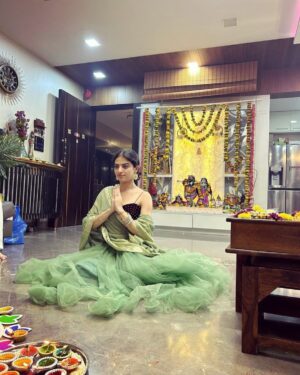 Roshni Sahota Instagram - Happy Diwali 🪔

#diwali #festival #festivetime #green #lehnga #pooja #home #family #friends #deepawali