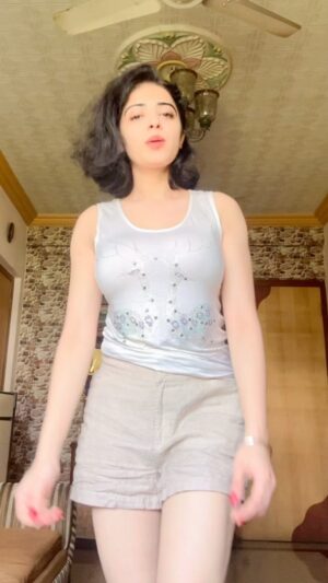Roshni Sahota Instagram - When your blooper is more cute than real reel 🤣🤣🤣🤣🤣

#blooper #haircut #suggestion #artist #art #funnyvideos #punk #tflers #shortshorts #comfortable