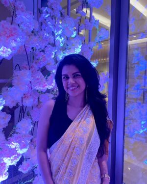 Roshni Singh Instagram - The once in a while sareeeee craze 💛

PC @joe_elize_joy 😘

.
#weddings #saree #fashion #sareelove #desi
