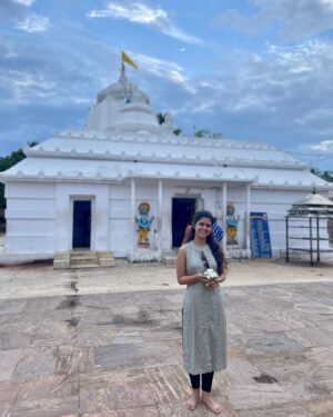 Roshni Singh Instagram - Day 2 - temple day 🛕

.
#puri #allarnathtemple #templesofindia #templevisit