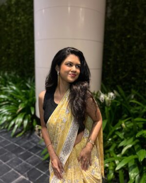 Roshni Singh Instagram - The once in a while sareeeee craze 💛

PC @joe_elize_joy 😘

.
#weddings #saree #fashion #sareelove #desi