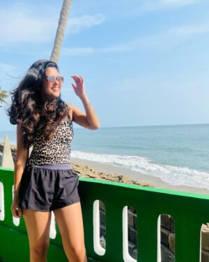 Roshni Singh Instagram - Amen to sunsets and beach vibes 🌊

.

.

.
#beachvibes #beachbabe #cherai