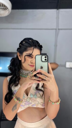 Roshni Singh Instagram - Haaye ❤️‍🩹
Tumse milke dilka hai jo haal kya kahe 😫❤️‍🔥

👸: @_roshnisingh 

.

#transitionreels #northindianwedding #makeup #weddinglook #hairstyling #modeling #haldilook #mehendilook