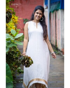 Roshni Singh Instagram - Celebrate this Onam with @sajani.studio 🌸

📸 @budhaditya_goswami_ ❤️

.

.
#onamapparel #onam #kurti