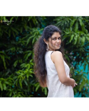 Roshni Singh Instagram - Celebrate this Onam with @sajani.studio 🌸

📸 @budhaditya_goswami_ ❤️

.

.
#onamapparel #onam #kurti