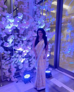 Roshni Singh Instagram - The once in a while sareeeee craze 💛

PC @joe_elize_joy 😘

.
#weddings #saree #fashion #sareelove #desi