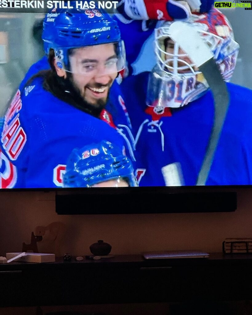 Rosie O'Donnell Instagram - RANGERS BABY !!! #rangers #hockey #victory