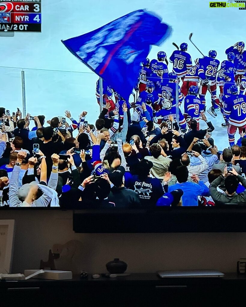 Rosie O'Donnell Instagram - RANGERS BABY !!! #rangers #hockey #victory