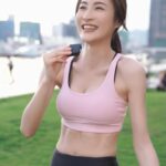 Rosina Lin Instagram - 大家有冇睇《逆天奇案2》🤣🤣 今晚嗰集講阿Wing分手後獨自美麗，喺戶外草地做瑜伽🧘‍♀️，記得當時拍呢場戲嘅時候正正是夕陽下，眼前景色真係好靚❤️ 雖然場戲得短短幾個鏡頭，但係諗返起當時撞正自己生日食好多生日蛋糕，但為咗呢個鏡頭要操fit啲，特別為咗條馬甲線，每日收工，半夜返嚟都要狂練至少半個鐘以上，諗起都腹肌痛～🤣🤞🏻 #逆天奇案2 #馬穎思