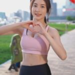 Rosina Lin Instagram - 大家有冇睇《逆天奇案2》🤣🤣 今晚嗰集講阿Wing分手後獨自美麗，喺戶外草地做瑜伽🧘‍♀️，記得當時拍呢場戲嘅時候正正是夕陽下，眼前景色真係好靚❤️ 雖然場戲得短短幾個鏡頭，但係諗返起當時撞正自己生日食好多生日蛋糕，但為咗呢個鏡頭要操fit啲，特別為咗條馬甲線，每日收工，半夜返嚟都要狂練至少半個鐘以上，諗起都腹肌痛～🤣🤞🏻 #逆天奇案2 #馬穎思