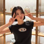 Rosita Kwok Instagram - 我又去咗 @lbuyhk @ldeluxe_hk 結界啦！ 今次仲帶埋大家入去，見到好多朋友都買到心頭好，真係好開心呀😆！ 下次再玩過啦！😍😍 #第一次拍賣官 #多多指教