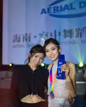 Rosita Kwok Instagram - FINALLYYY I GOT IT !!! 

今年一月 我去了參加aerial比賽～

2023年12月，一直猶豫要不要參加比賽。因為一直覺得我做不到，然後猶豫咗幾個星期，亦問咗好多人嘅意見，最後還是決定去參加了。畢竟沒有想過自己獨自離開香港🤣

比起拎亞軍，更高興的是沒有想過能夠認識一班志同道合嘅朋友，簡簡單單純粹喜歡一樣的東西的感覺真好💓一拍即合既感覺很很很爽🙈 你哋嚟緊嘅比賽加油 💪🏻💪🏻💪🏻

最後這趟旅程，我學懂的是 「一波三折 但 每一個堅持都有意想不到的收穫」。

各位考生加油！

-
謝謝 找我去參加的 @odetteleung_danz 的編舞和教導

Studio @minimal.studio_hk @hello.carmen_