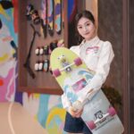 Rosita Kwok Instagram - 完全估唔到依家連 會所都有室內滑板場🥰 好記得嗰陣時每一次都因為落雨嘅關係，練習唔到踩滑板同埋每次喺海濱踩都好驚影響到其他人 😭😭 依家想幾時踩都得 💗🩷 yeah 😆 終於合體 我同小板🙈 #belgraviaplace #hendersonlandhome