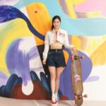 Rosita Kwok Instagram - 完全估唔到依家連 會所都有室內滑板場🥰 好記得嗰陣時每一次都因為落雨嘅關係，練習唔到踩滑板同埋每次喺海濱踩都好驚影響到其他人 😭😭 依家想幾時踩都得 💗🩷 yeah 😆 終於合體 我同小板🙈 #belgraviaplace #hendersonlandhome