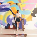Rosita Kwok Instagram - 完全估唔到依家連 會所都有室內滑板場🥰 好記得嗰陣時每一次都因為落雨嘅關係，練習唔到踩滑板同埋每次喺海濱踩都好驚影響到其他人 😭😭 依家想幾時踩都得 💗🩷 yeah 😆 終於合體 我同小板🙈 #belgraviaplace #hendersonlandhome