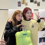 Rothy Instagram - _ 나의 어릴 적 우상 그리고 지금 또한.. 선배님을 보며 가수를 꿈꾸고 이루고 처음 영접한 날 나의 벅차올라 감당할 수 없는 이 감정을 맘속 어딘가 꾹 눌러 담고 잊지 않을 거다 비록 긴장해서 지금까지 양쪽 볼과 어금니가 시리고 표정도 우스꽝스럽지만 난 오늘도 잊고 있던 꿈이 생겼다. 저의 어릴 적과 지금이, 그리고 앞으로가 되어주셔서 감사합니다.