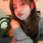 Rothy Instagram - 어제만 앞머리 내려본 기념으루✨💙 이마 근지러워서 다시 넘김. 쌤 감쟘댜 @aluu_eunseong