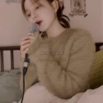 Rothy Instagram - 블루밍들의 의견을 모아모아 백예린 선배님의 ’산책‘을 불러보았어요..ㅎ 풀버전은 내일 로시 유튭으로!💜 처음 함께한 자윤이 고마오!!! Guitar & Mixed by OBSN(우비소년) @oobsn @yerin_the_genuine #백예린#산책#Cover