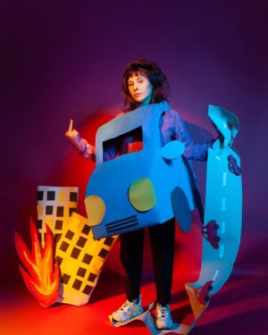 Roxane Bret Instagram - Avec @salome.jpeg on a fait des photos pour illustrer un article de @neon_mag sur les gens qui deviennent fou en voiture.

J’adore cette série de photos .
C’est drôle comme avec les réseaux on fabrique l’image que les gens ont de nous.

Je vous assure que je ne suis pas qu’un sucre d’orge . 

Loin de là 😅