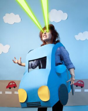 Roxane Bret Instagram - Avec @salome.jpeg on a fait des photos pour illustrer un article de @neon_mag sur les gens qui deviennent fou en voiture.

J’adore cette série de photos .
C’est drôle comme avec les réseaux on fabrique l’image que les gens ont de nous.

Je vous assure que je ne suis pas qu’un sucre d’orge . 

Loin de là 😅