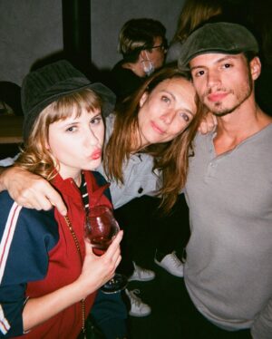 Roxane Bret Instagram - Pour répondre à vos petits mots qui me demande quand est-ce que j’arrive dans la nouvelle saison de Sam ! Mon personnage a quitté la série , mais je reviens peut-être faire un petit coucou 😊 Anna à prit son envol ! Il était temps ! merci pour ces 5 années merveilleuses avec vous . Merci à toutes les personnes incroyables rencontrées sur la série ❤️ Love love love