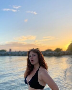 Roxane Bret Instagram - La Guadeloupe qui guérit-tout les bobos ❤️‍🩹☀️🌴💖🏄‍♀️🥥⛱️🎬🙏🩷