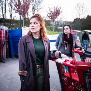 Roxane Bret Instagram - « Mais t es la fille des parasites toi ? »
Et dire qu il y a quelques années on tournait des 48h pour se marrer et on postait nos courts métrages sur YouTube pour les montrer à nos potes et à nos familles . Demain sur canal  sort « l effondrement » réalisé par @guillaumedesjardins @lasticobe et @bastienughetto je suis tellement fière de mes copains , je suis tellement fière de toute notre bande . On a fait des films drôle , des films d actions , des films d amour et des même des films cons mais surtout des films qui posent des questions. L effondrement c est LA grande question qui nous travaillent tous . Cette série elle est essentielle à mes yeux et j espère qu elle le sera pour vous aussi . À toute l équipe technique , à tous les comédiens  @samuelgiuranna @gabriel_mirete @ernstumhauer et les autres , je vous aime et merci je suis trop heureuse d avoir été parmi vous hier et aujourd’hui . Un grand merci à mon merveilleux partenaire @bellamineditbelek avec qui nous formons un duo dans le premier épisode qui sort demain sur canal  et après demain sur YouTube. ❤️. Alors à demain ?  Les photos sont de @william_dupuy