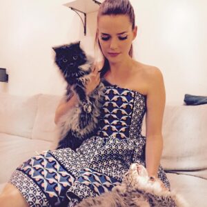 Roxane Mesquida Instagram - Happy #internationalcatday 🐱🐱Here with my babies @therealnounouche and #poupou 🎈