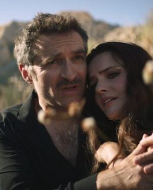 Roxane Mesquida Instagram - “Toutes les femmes le font” de @marinazlk avec @mathieudemy @roxane_mesquida produit par @philippegompel sortie très bientôt…. Hâte que vous découvriez ce film que nous avons tourné dans le désert de Los Angeles en plein ouragan 😋 ps. I love you @marinazlk musique: @maudgeffray 🥰