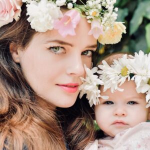 Roxane Mesquida Instagram - Celebrating my first mother day 🌸💕🎈#inlove #lilya4ever #mothersday  Thank you @umaoils and @missjkantor for this portrait 💗 #makeup @grbeauty_official #photographer @stefaniekeenan