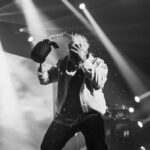 Roxane Bruneau Instagram - 25 000 billets vendu pour la tournée Submergé. Je suis sans mots, la légende @mariopelchat lui même est venue me surprendre avec un billet d’argent lors de mon show d’hier! C’est toujours l’artiste qui reçoit les prix et les mentions d’honneur. Mais la véritée c’est que sans ma team il n’y aurait par de spectacle. Chaque personne a un rôle à jouer et y’a pas un rôle plus important qu’un autre. En plus j’ai d’la chance, j’me suis entouré des meilleurs 💙 Entouré des meilleurs le mot est faible pour décrire mon public! Vous êtes au rendez-vous, soir après soir, vous me faites confiance et ça me touche tellement! Dans le climat actuel ou tout coûte de plus en plus cher vous me faites l’honneur d’acheter des billets pour venir voir mon spectacle, merci et promis je ne vous décevrez pas 🫡❤️ 📸 @la_ptite_photographe