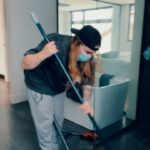 Roxane Bruneau Instagram - Bon, la vitre a explosée en pleine nuit comme par magie… J’ai donc attendu 3 jours pour voir si le dégâts allait lui aussi disparaître comme par magie… Ce matin il était encore la … Première aventure de 2024 👋🏼😂