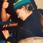 Roxane Bruneau Instagram - Si je pouvais revenir dans l’temps, j’te serrerais dans mes bras, même si j’suis la mieux placée pour savoir que t’as jamais trippé la dessus les câlins. J’te dirais que tout va bien aller et que c’était la bonne chose à faire de shoker le soccer pour des cours de guitare. J’le sais que tu trouves ça tough les accords barrés mais c’est pas grave! Avec ta tête de cochon, tu vas finir par les connaître par coeur. Je sais pas si j’te parlerais de tout c’que tu vas accomplir dans l’futur, j’aurais trop peur que la tête gonfle. J’te laisserais vivre exactement tout c’que t’as à vivre parce que c’est pour ça qu’on est la aujourd’hui❤️ Ps: j’t’aurais probablement parlé d’ta tuque… Est laide ta tuque… Enlève la tuque. Mais ce que j’aime chez toi, c’est qu’tu l’aurais gardé ta tuque ❤️ Bye bébé Rox, je t’aime ❤️
