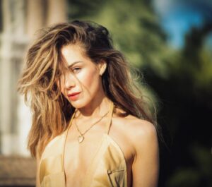 Roxanne McKee Instagram - Slide for hair inspo ➡️
📸 @scarlettwarrick