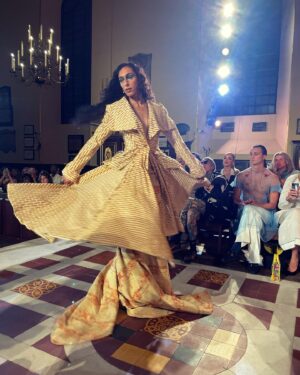 Roxanne McKee Instagram - A little look back at last night in HECTOR MACLEAN
#HectorMaclean wowed us all with a symphony of sustainable baroque inspired delights.
These were my favourites… 
Special shout out to T in the last pic for the inspired AI chat 🤗
#londonfashionweek